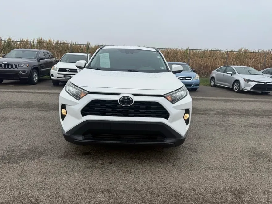 2021 Toyota RAV4 XLE photo 1