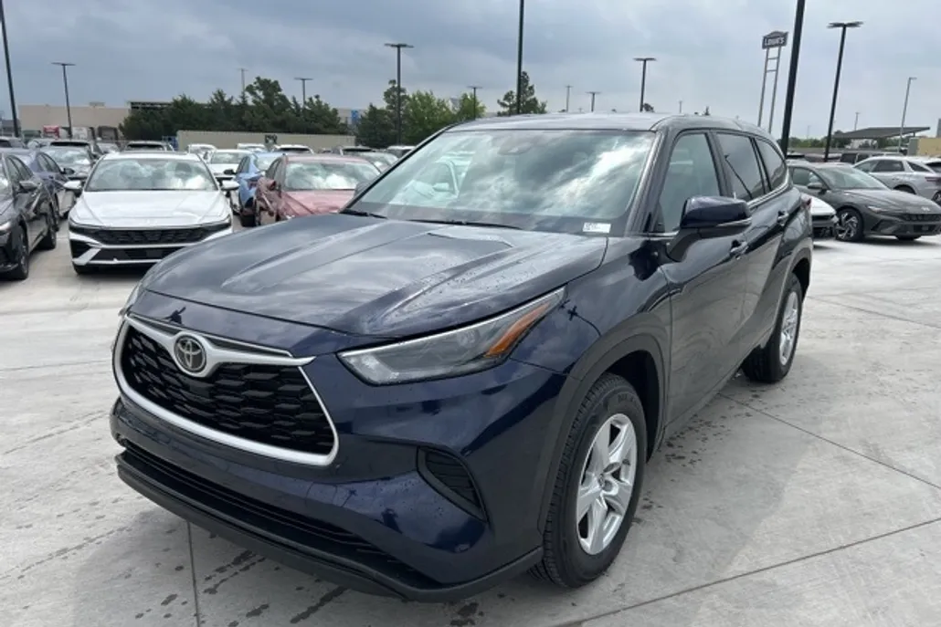 2023 Toyota Highlander L photo 1