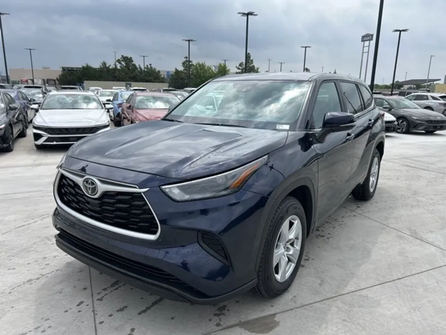 2023 Toyota Highlander L photo 1