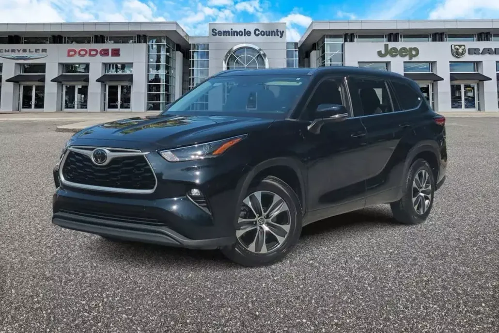 2021 Toyota Highlander XLE photo 1