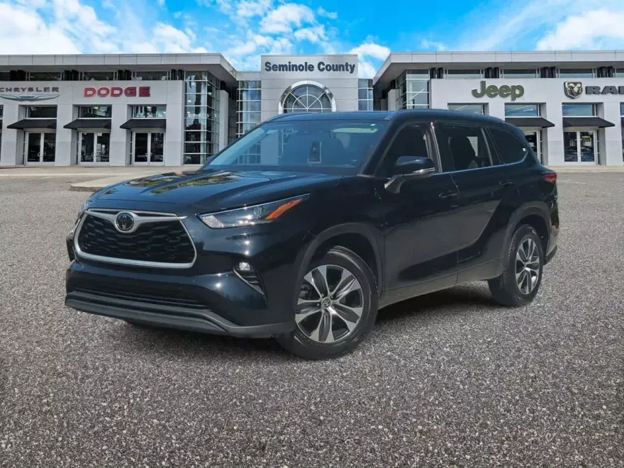 2021 Toyota Highlander XLE photo 1