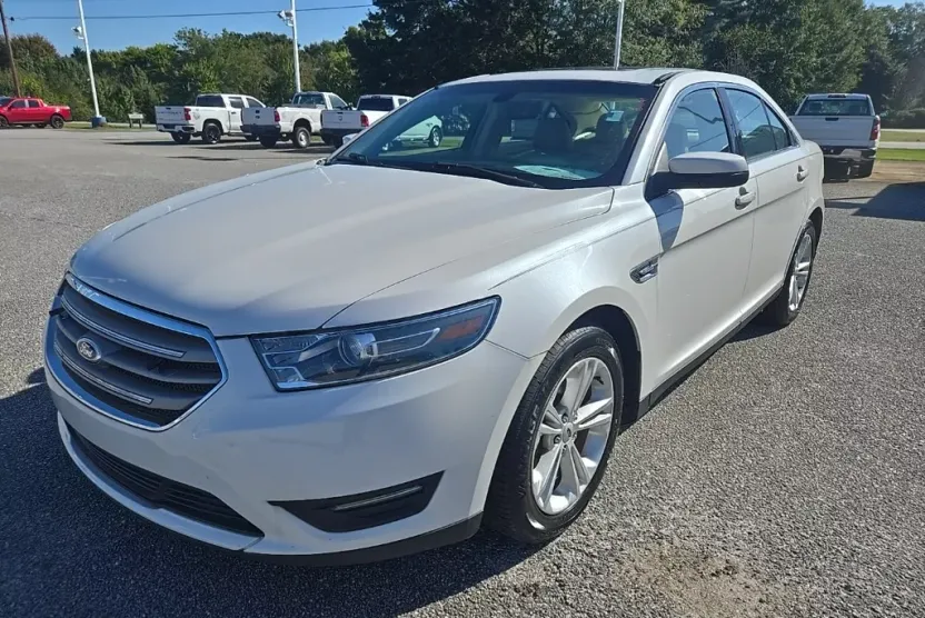 2015 Ford Taurus SEL photo 1