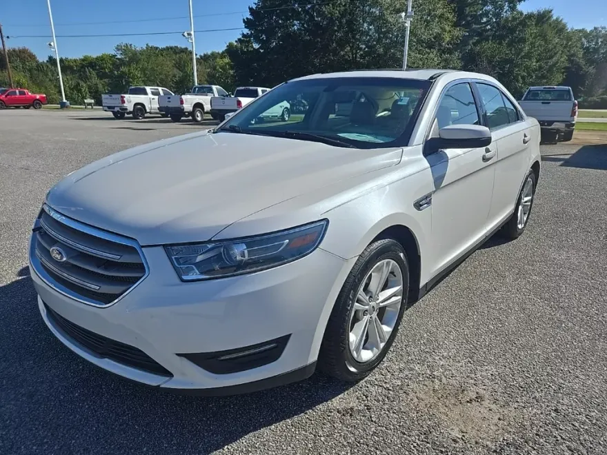 2015 Ford Taurus SEL photo 1