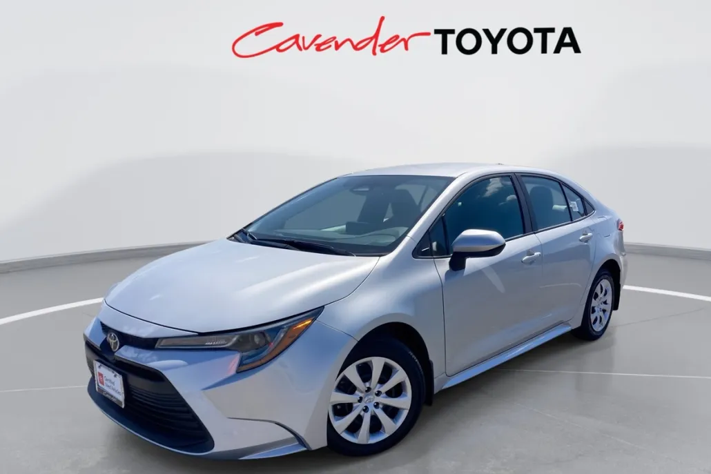 2025 Toyota Corolla LE photo 1
