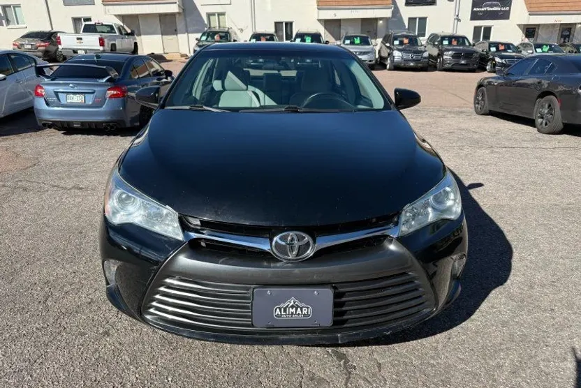 2016 Toyota Camry LE photo 1