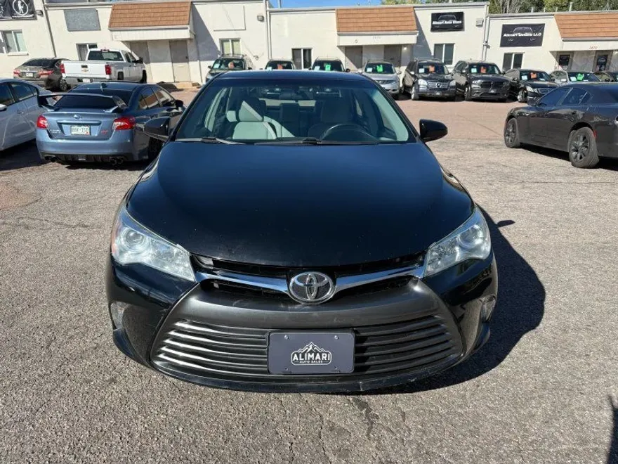 2016 Toyota Camry LE photo 1
