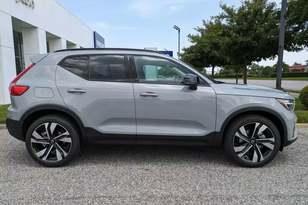 2026 Volvo XC40 photo 1