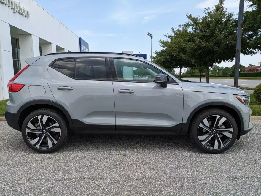 2026 Volvo XC40 photo 1