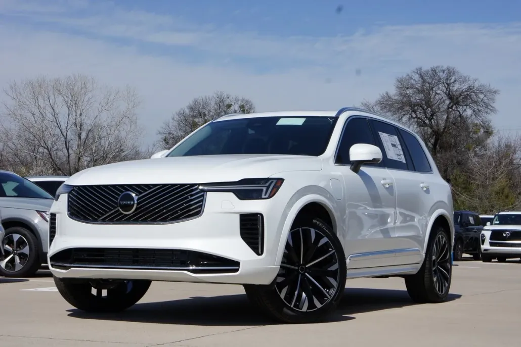 2025 Volvo XC90 T8 Core photo 1