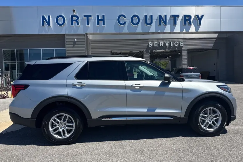 2025 Ford Explorer photo 1