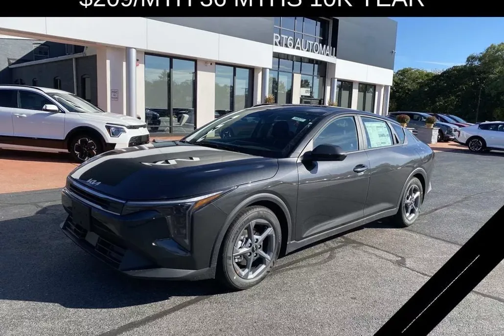 2025 Kia K4 LXS photo 1