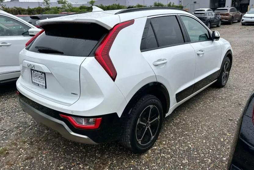 2023 Kia Niro SX photo 1