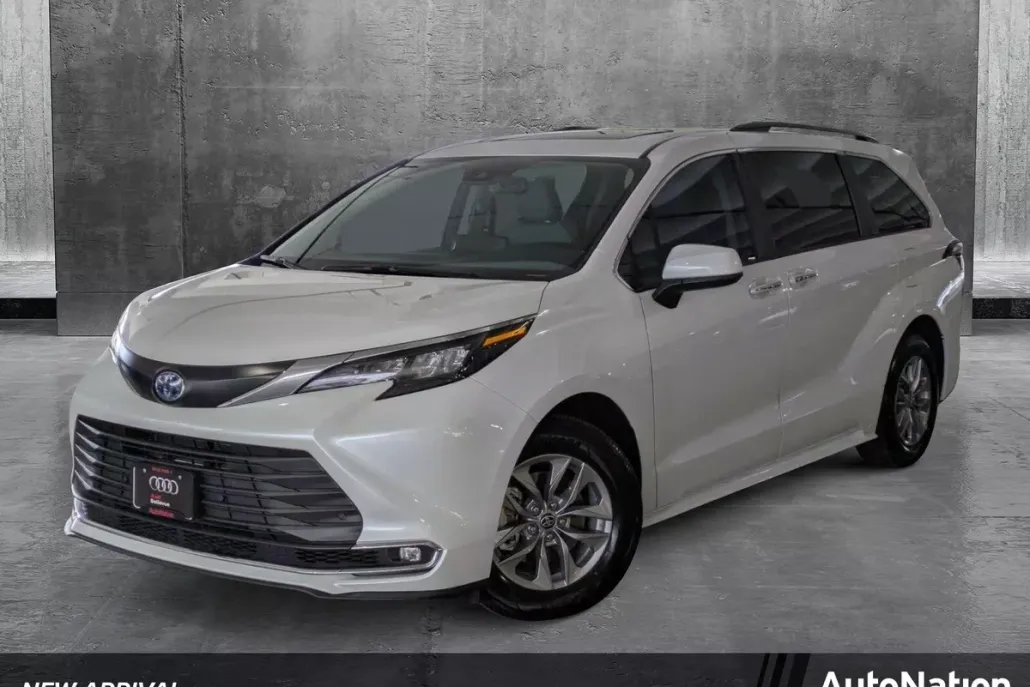 2024 Toyota Sienna XLE photo 1