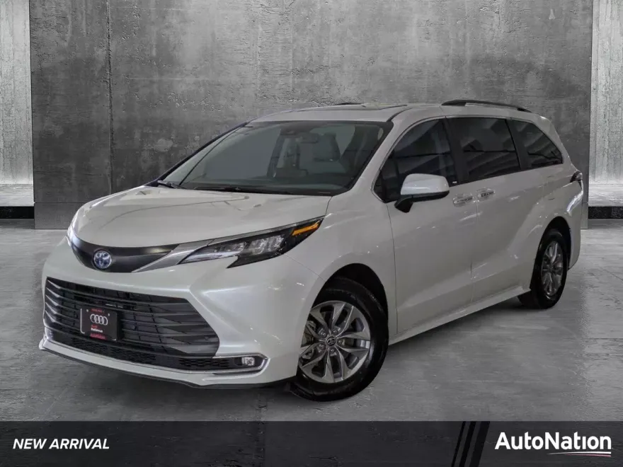 2024 Toyota Sienna XLE photo 1