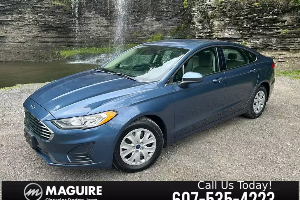 2019 Ford Fusion S photo 1