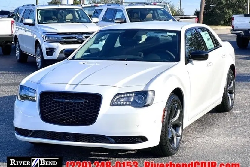 2023 Chrysler 300 Touring photo 1