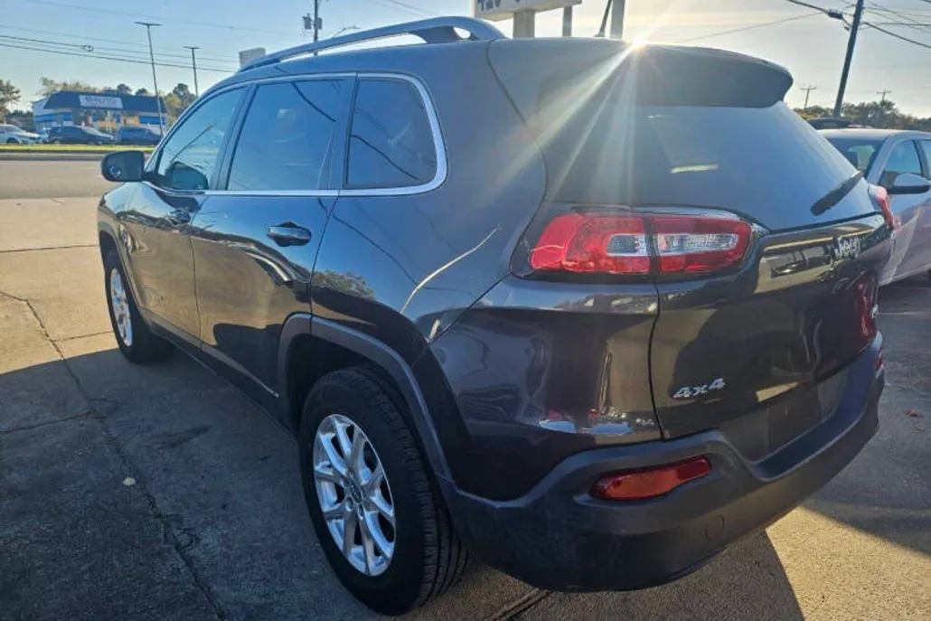2016 Jeep Cherokee Latitude photo 1