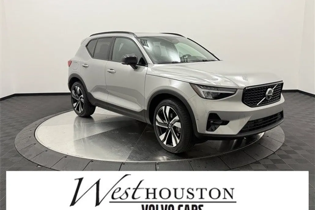 2025 Volvo XC40 AWD Plus photo 1