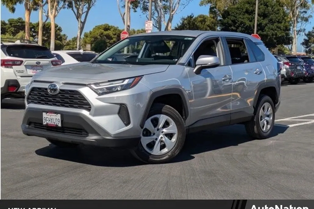 2023 Toyota RAV4 LE photo 1