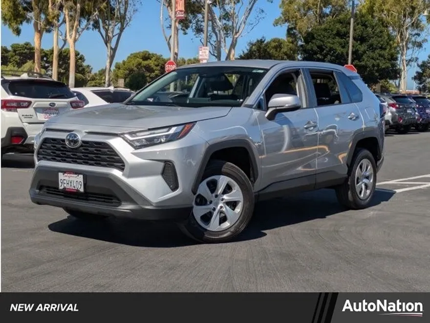 2023 Toyota RAV4 LE photo 1