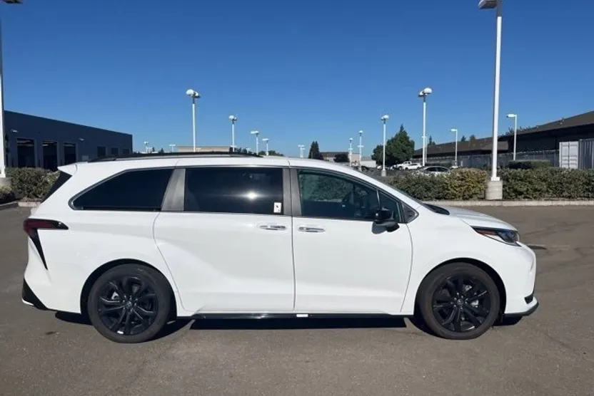 2024 Toyota Sienna XSE photo 1