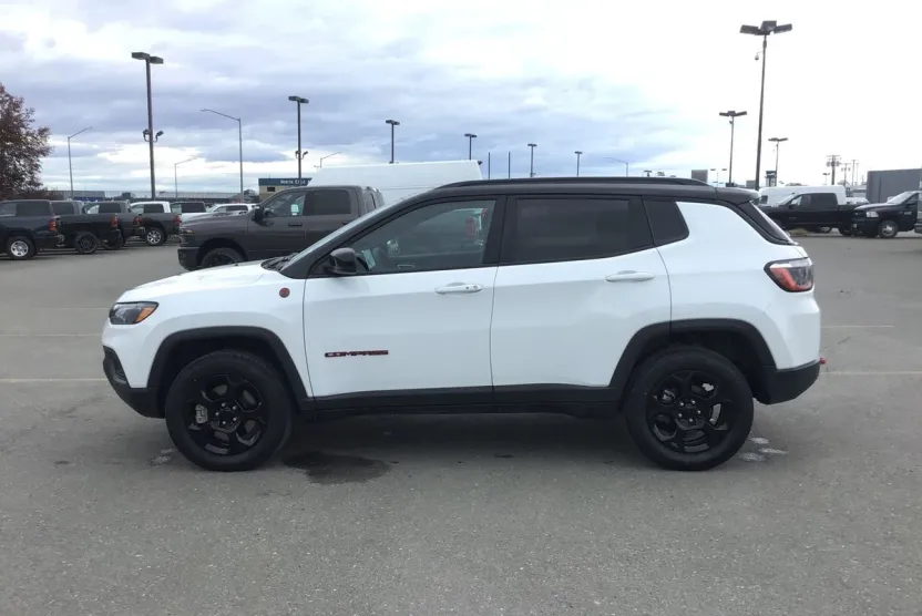 2024 Jeep Compass Trailhawk photo 1