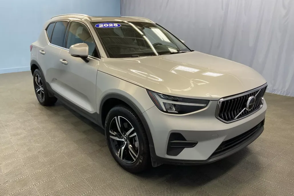 2025 Volvo XC40 Core photo 1