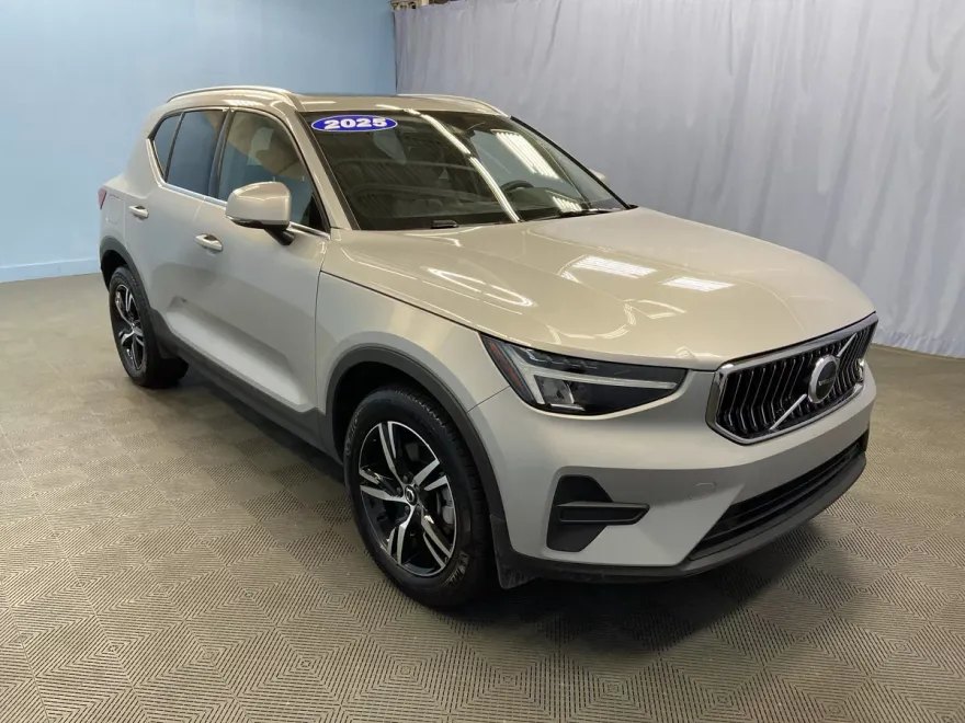 2025 Volvo XC40 Core photo 1