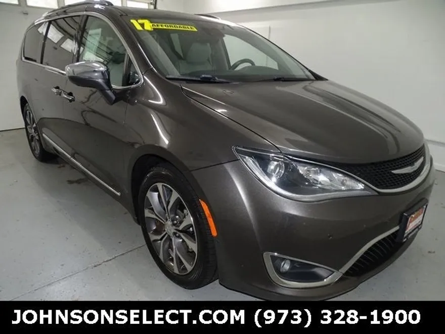 2017 Chrysler Pacifica Limited photo 1