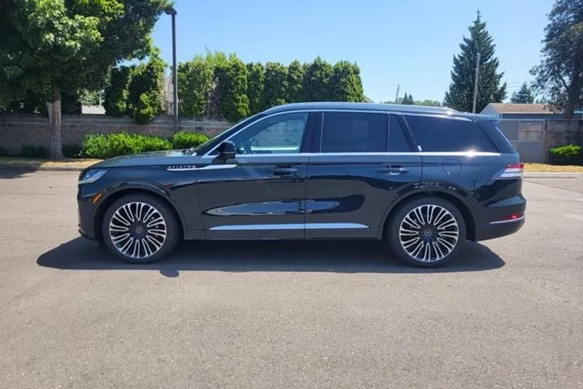 2025 Lincoln Aviator Black Label photo 1
