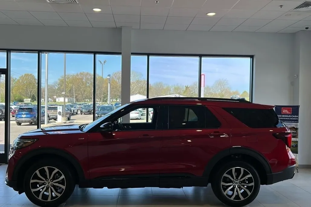 2025 Ford Explorer ST-Line photo 1