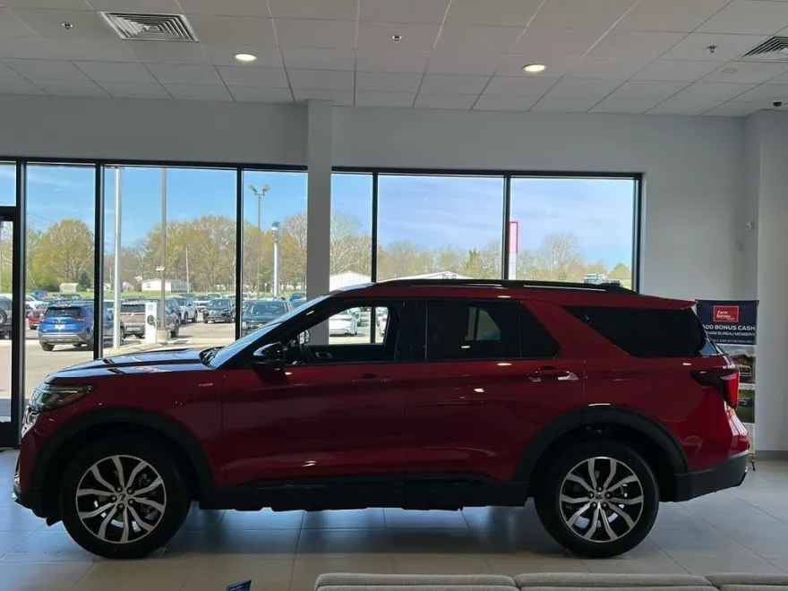2025 Ford Explorer ST-Line photo 1