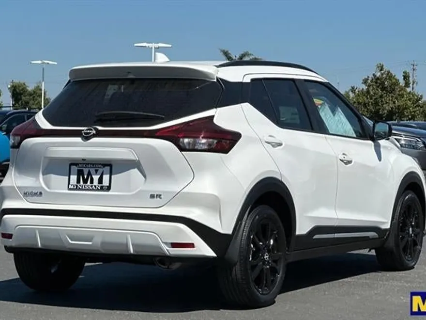 2024 Nissan Kicks SR photo 1