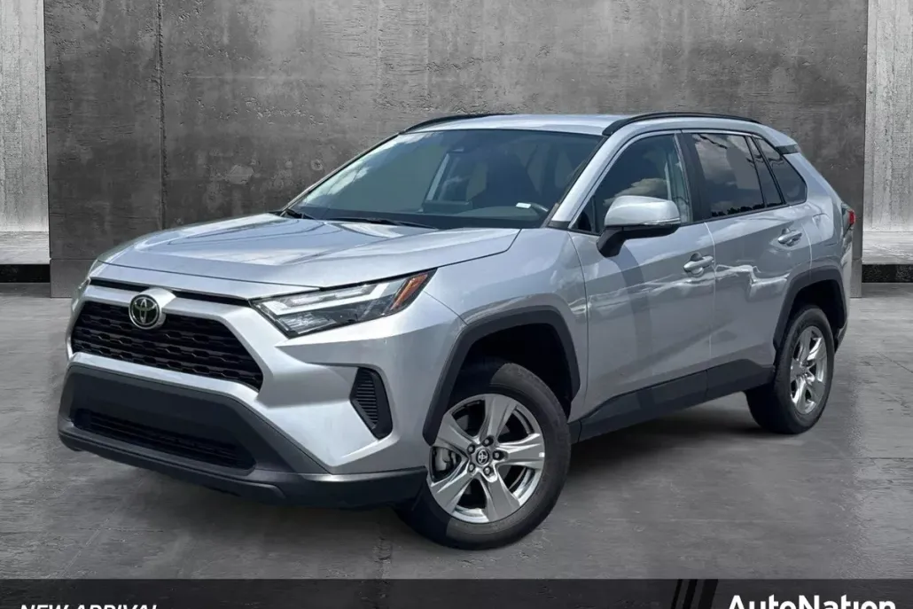 2024 Toyota RAV4 XLE photo 1