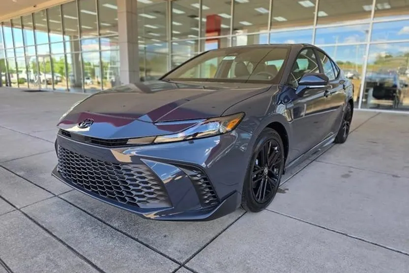 2025 Toyota Camry SE photo 1