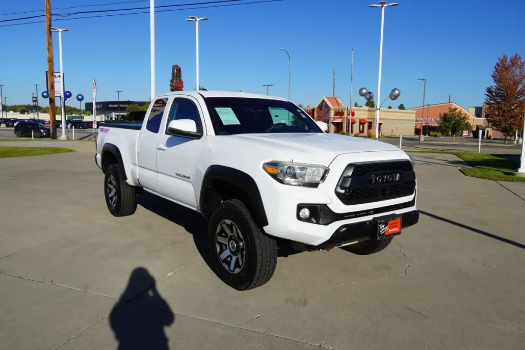 2017 Toyota Tacoma TRD Off-Road Access Cab photo 1