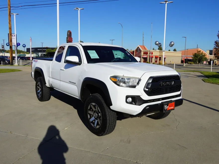 2017 Toyota Tacoma TRD Off-Road Access Cab photo 1