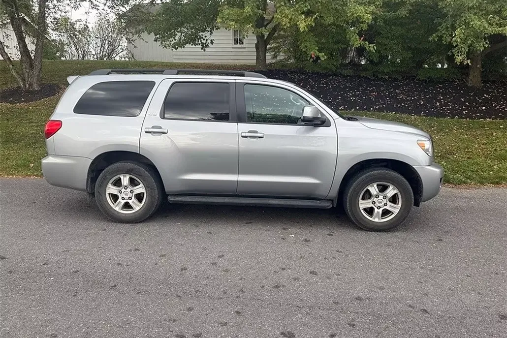 2015 Toyota Sequoia SR5 photo 1
