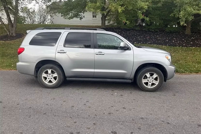 2015 Toyota Sequoia SR5 photo 1