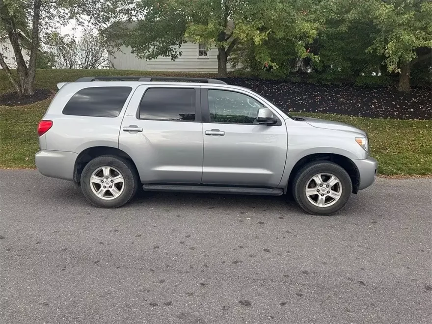 2015 Toyota Sequoia SR5 photo 1
