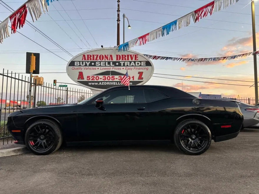2016 Dodge Challenger SXT photo 1