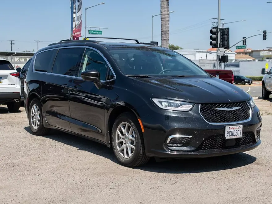 2022 Chrysler Pacifica Touring L photo 1