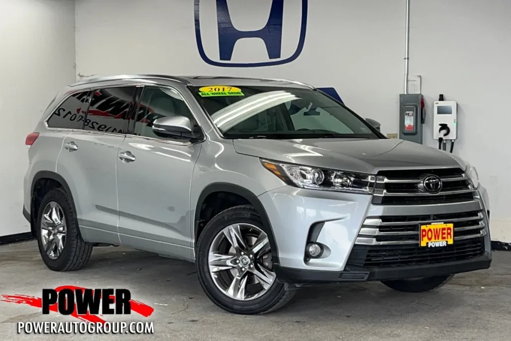 2017 Toyota Highlander Base photo 1