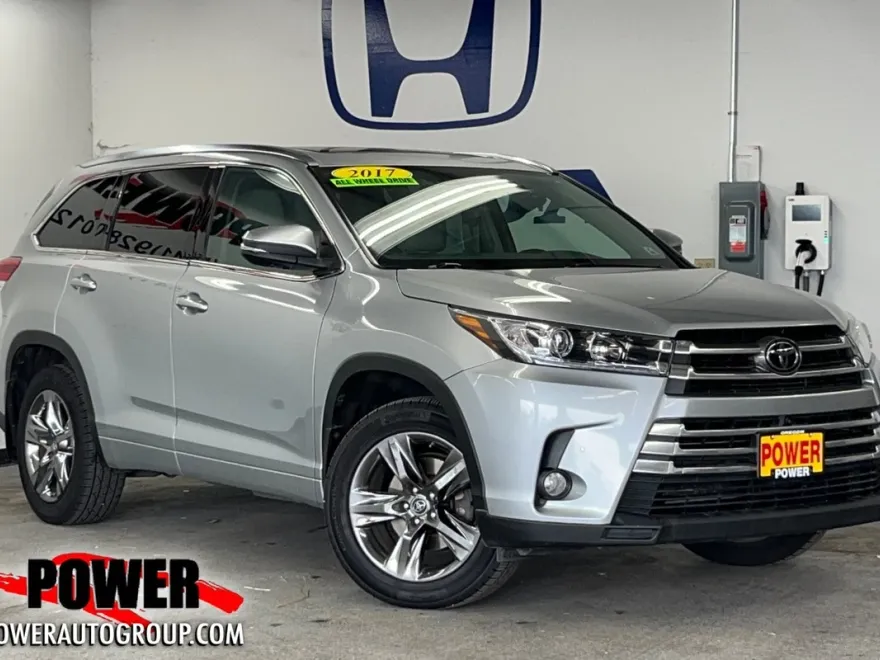 2017 Toyota Highlander Base photo 1