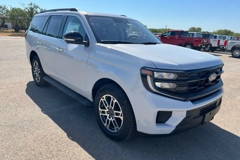 2025 Ford Expedition photo 1