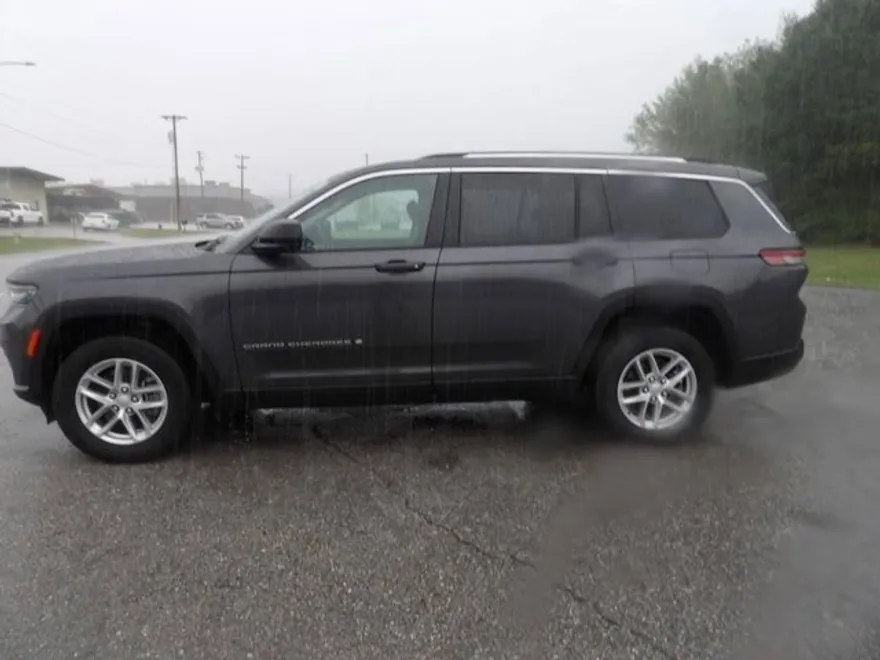 2023 Jeep Grand Cherokee Laredo photo 1