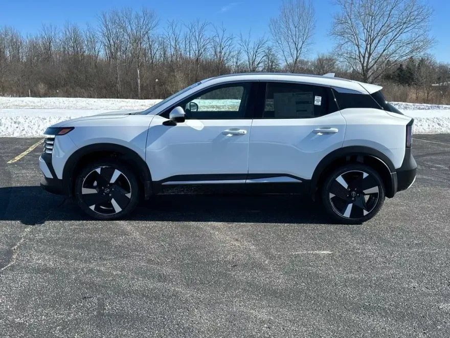 2025 Nissan Kicks SR photo 1