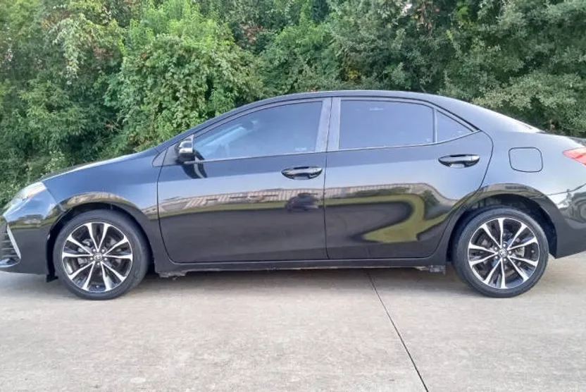 2018 Toyota Corolla SE photo 1