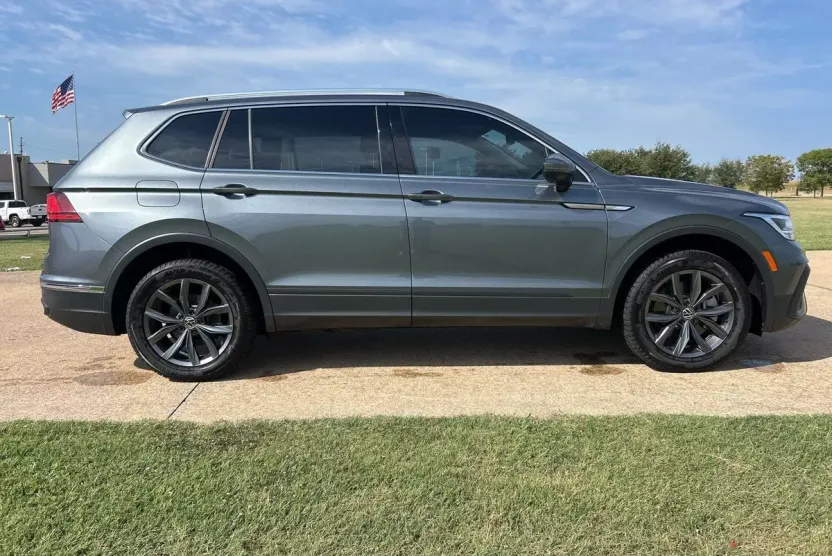 2022 Volkswagen Tiguan SE photo 1