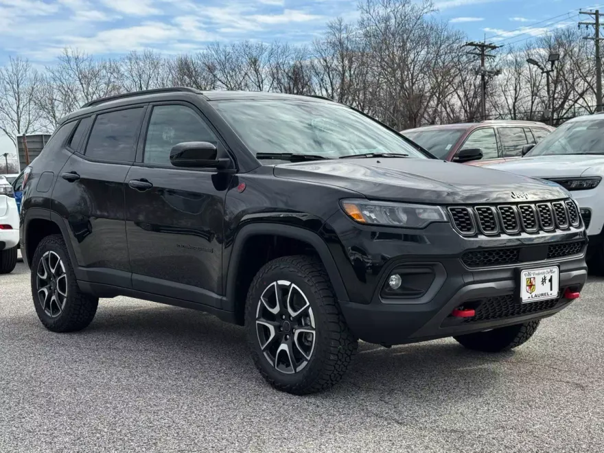 2025 Jeep Compass Trailhawk photo 3